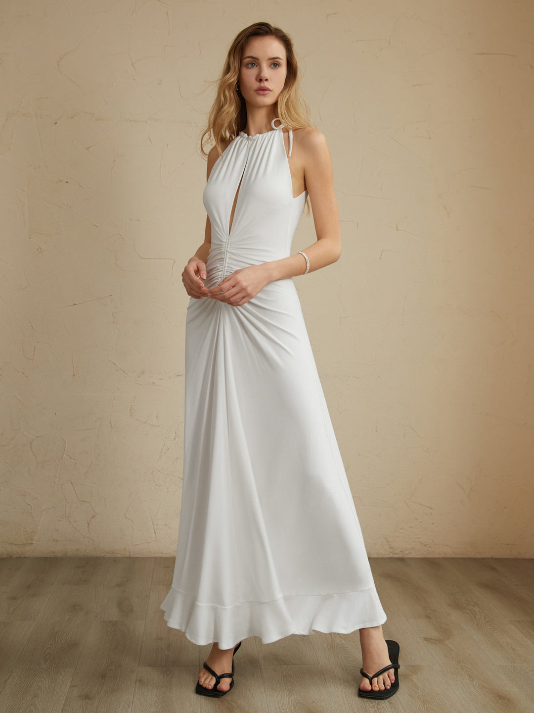 Halter Yaka Büzgülü Uzun Elbise – Beyaz
