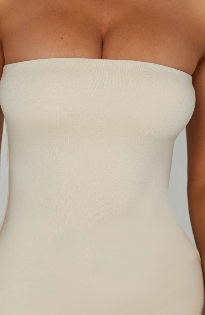 Straplez Yırtmaç Detaylı Maxi Elbise – Ekru