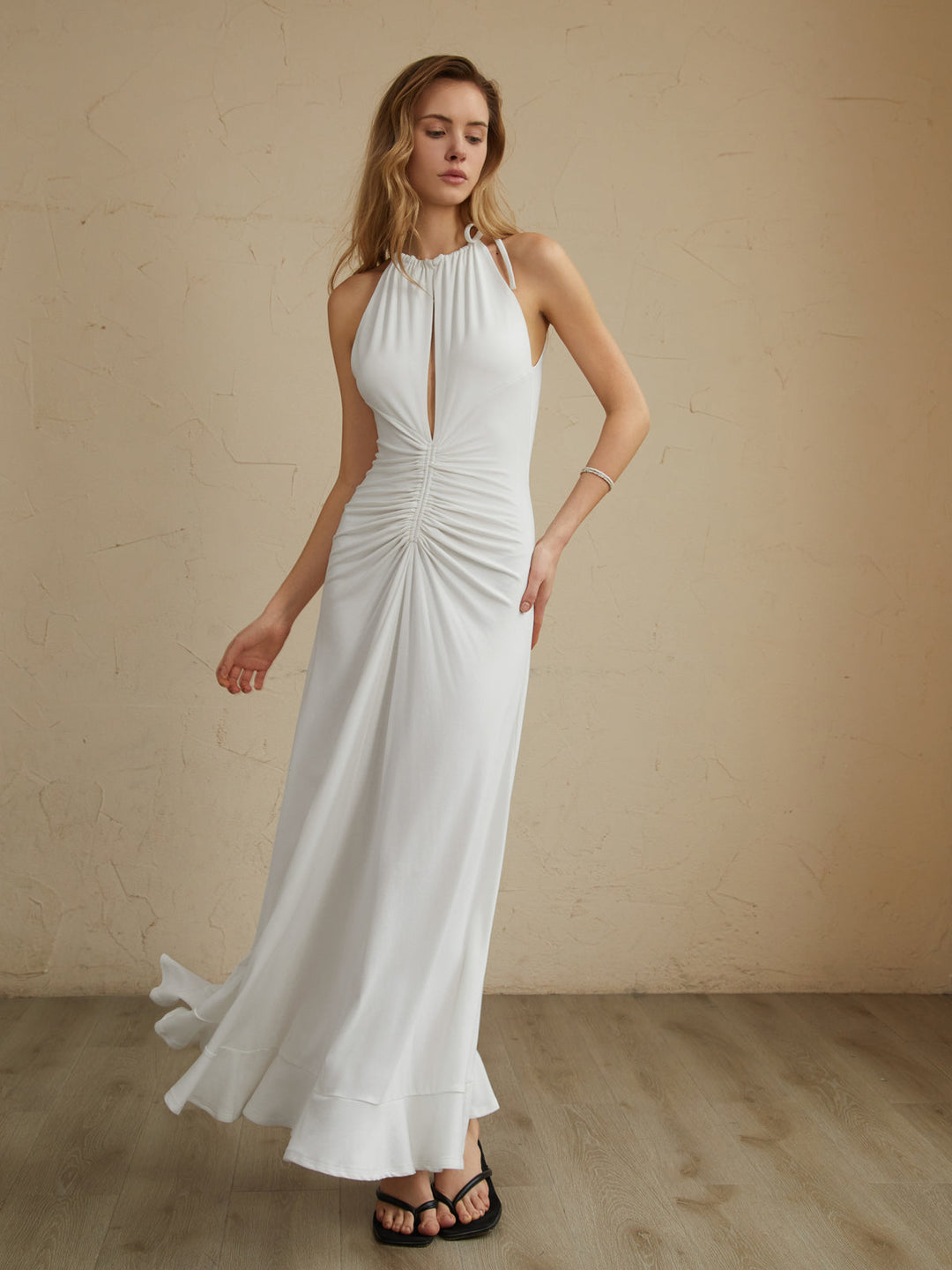 Halter Yaka Büzgülü Uzun Elbise – Beyaz