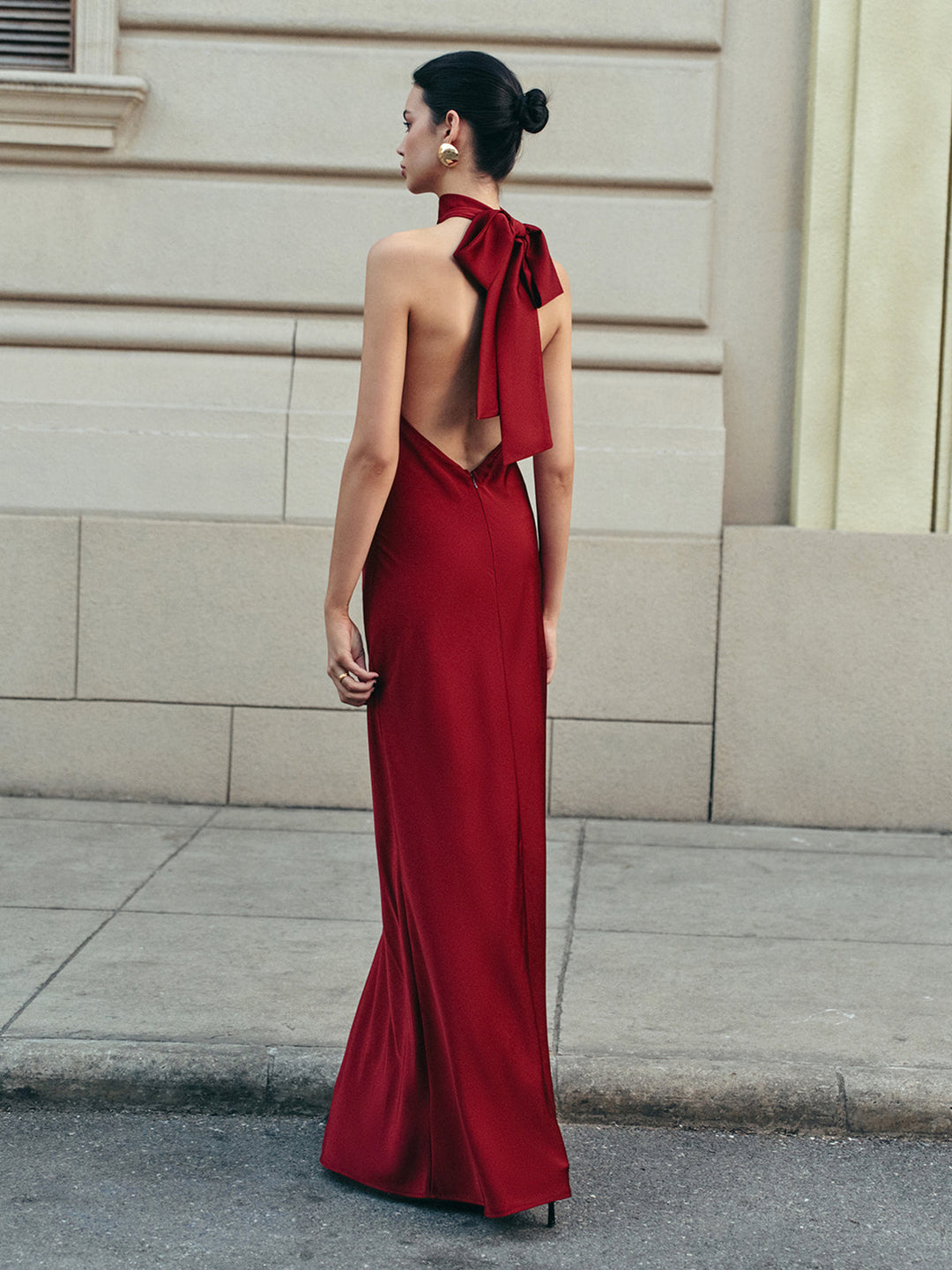 Saten Halter Yaka Sırt Dekolteli Maxi Elbise – Bordo