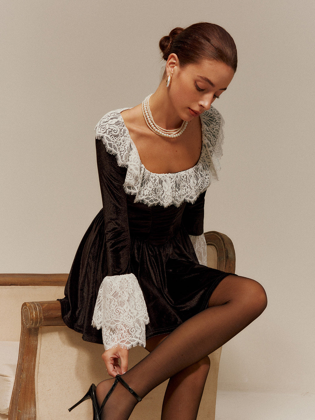Dantelli Kadife Mini Elbise – Siyah