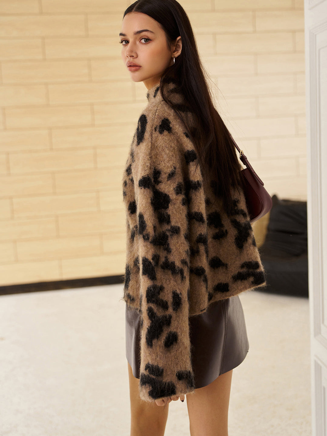 Oversize Boğazlı Leopar Desenli Yumuşak Triko – Kahverengi
