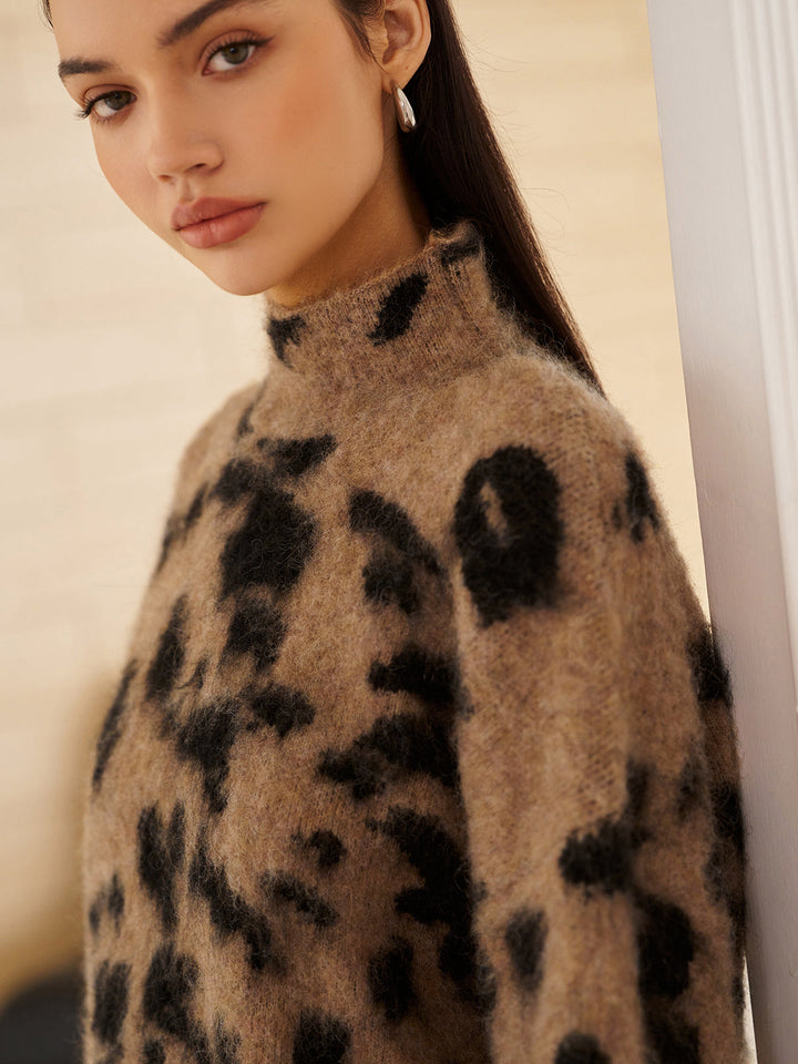 Oversize Boğazlı Leopar Desenli Yumuşak Triko – Kahverengi