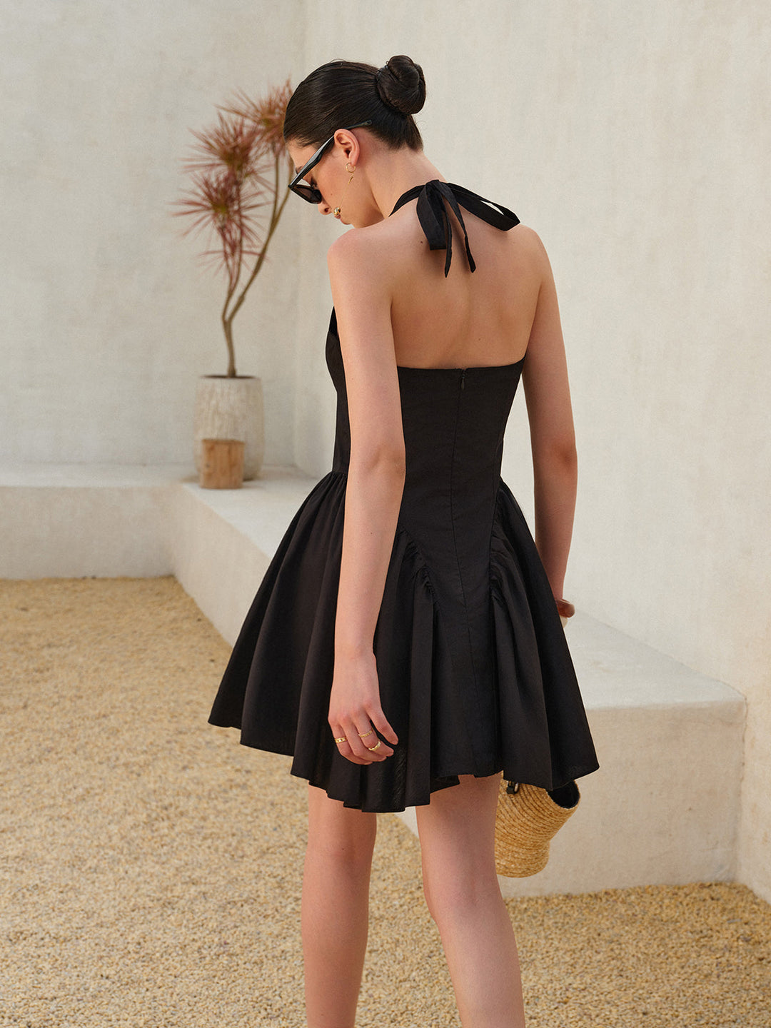 Halter Yaka Büzgülü Mini Elbise – Siyah