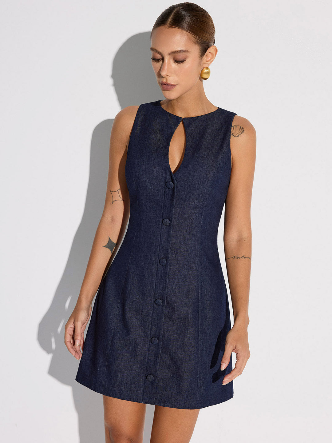 Düğmeli Kolsuz Mini Jean Elbise – Koyu Mavi