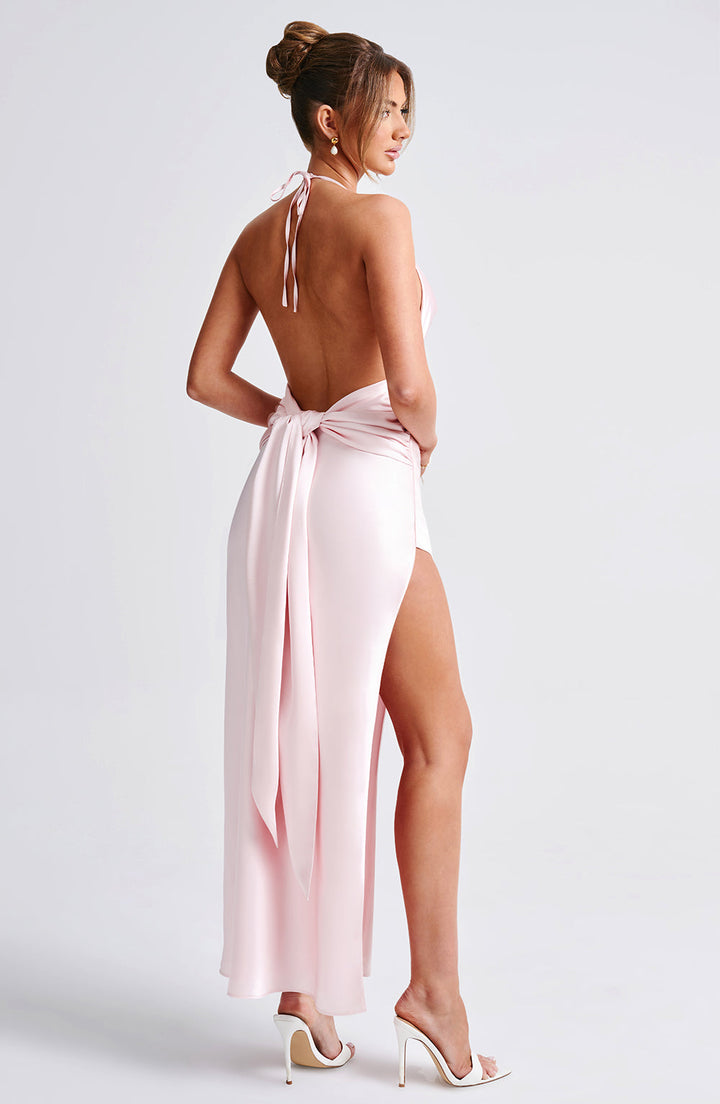 Saten Halter Yaka Yırtmaçlı Uzun Elbise – Pudra