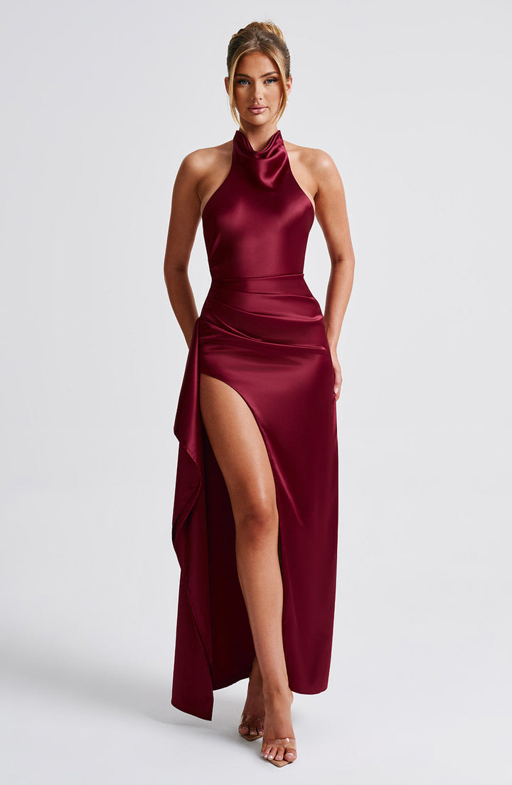Halter Yaka Asimetrik Yırtmaçlı Saten Elbise – Bordo