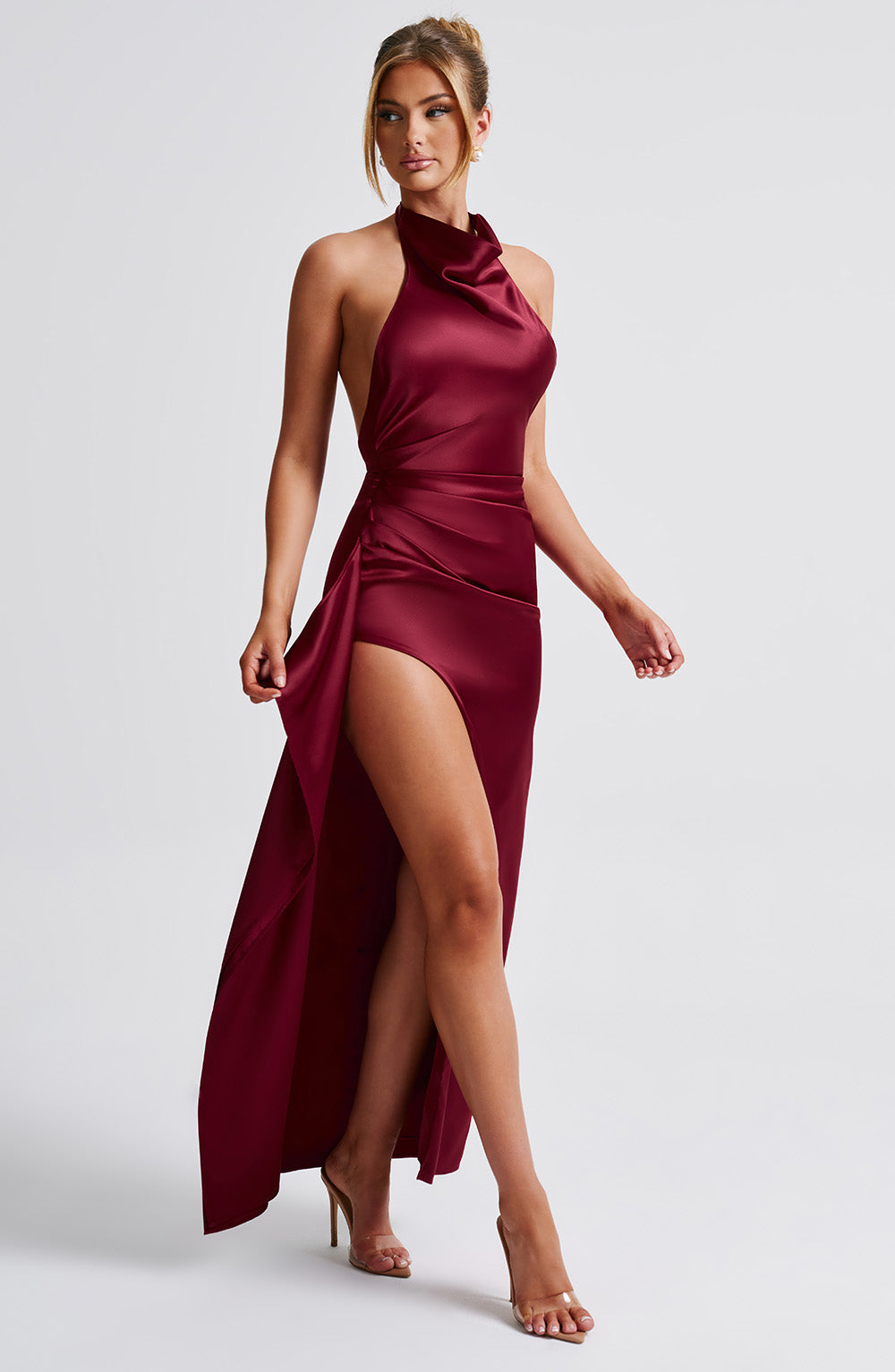 Halter Yaka Asimetrik Yırtmaçlı Saten Elbise – Bordo