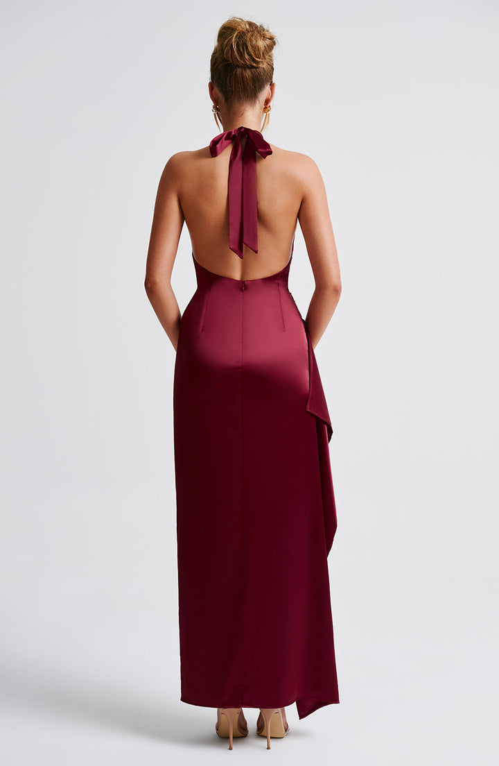 Halter Yaka Asimetrik Yırtmaçlı Saten Elbise – Bordo