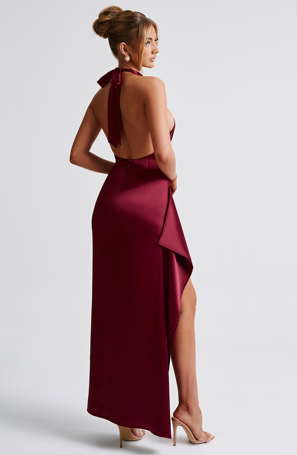 Halter Yaka Asimetrik Yırtmaçlı Saten Elbise – Bordo