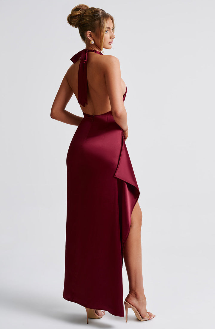 Halter Yaka Asimetrik Yırtmaçlı Saten Elbise – Bordo