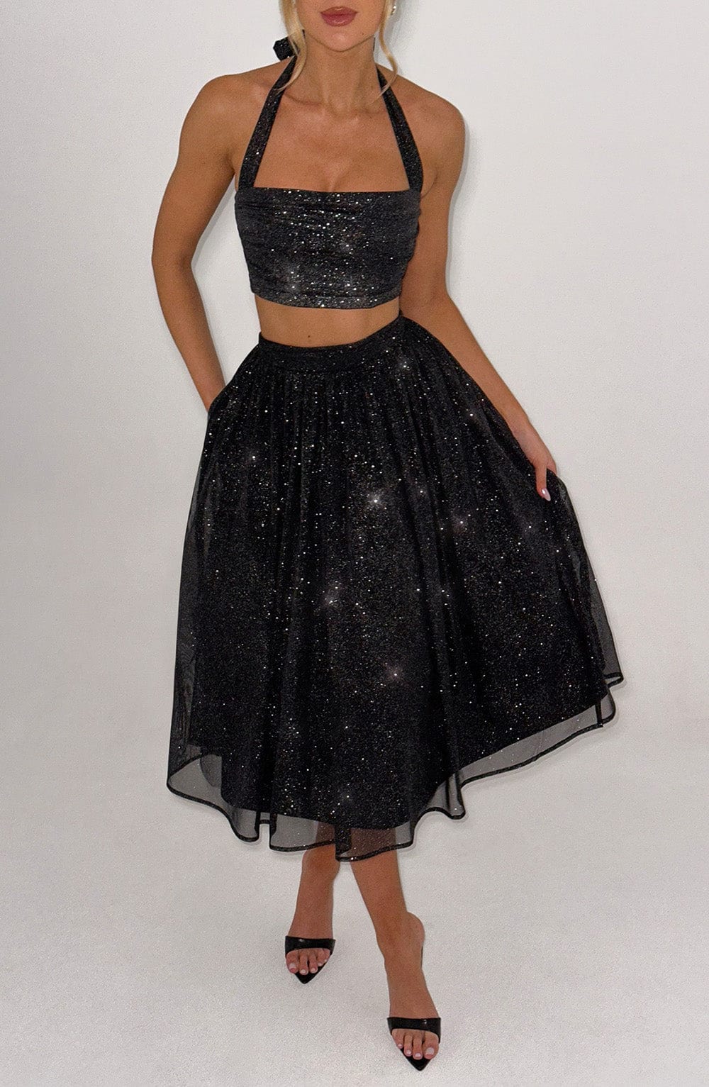 Parlak Halter Yaka Crop Top – Siyah