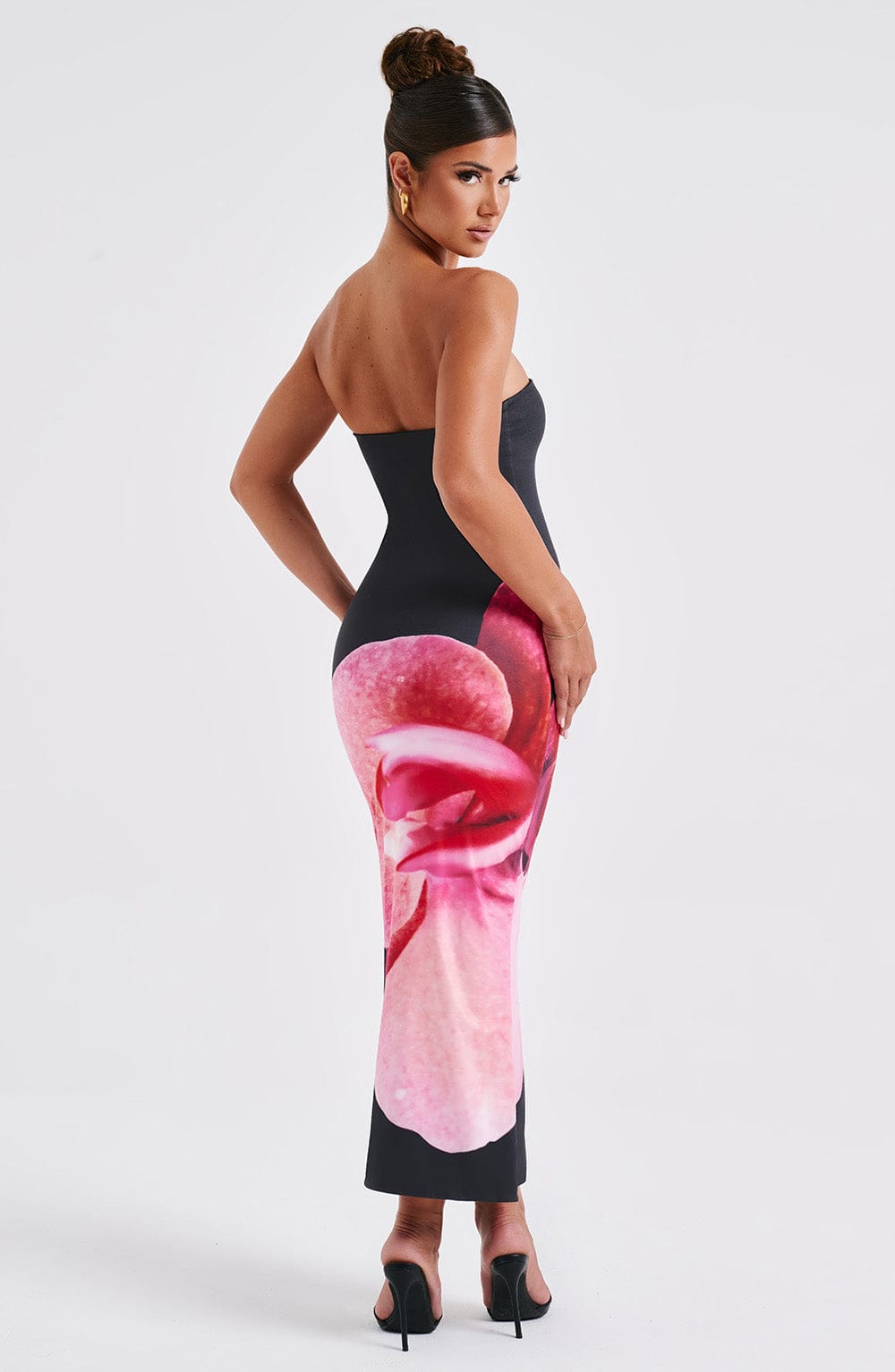 Askılı Straplez Floral Desenli Midi Elbise – Siyah