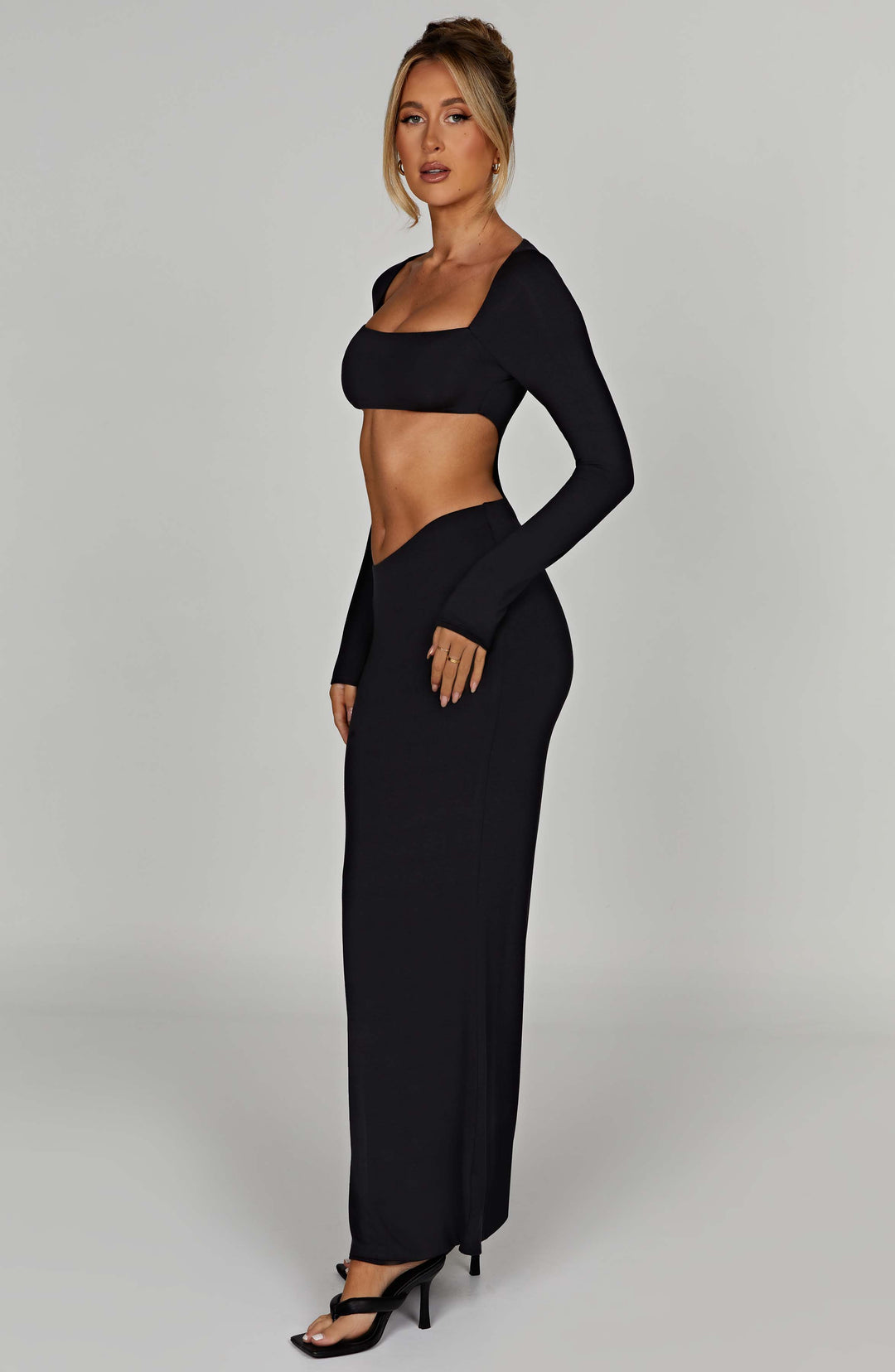 Uzun Kollu Cut-Out Vücut Çizen Maxi Elbise – Siyah