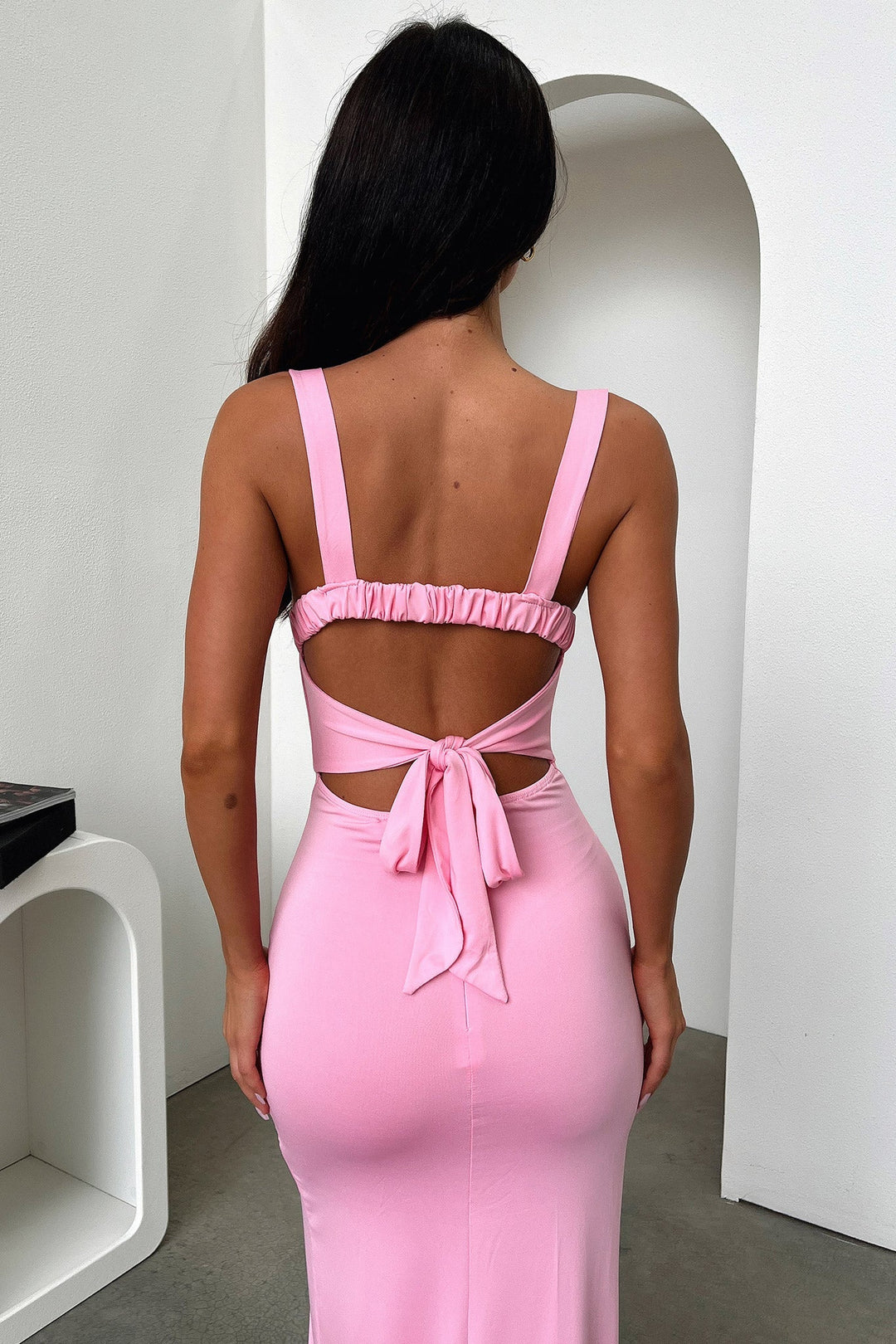 Askılı Yırtmaçlı Saten Görünümlü Elbise – Pembe