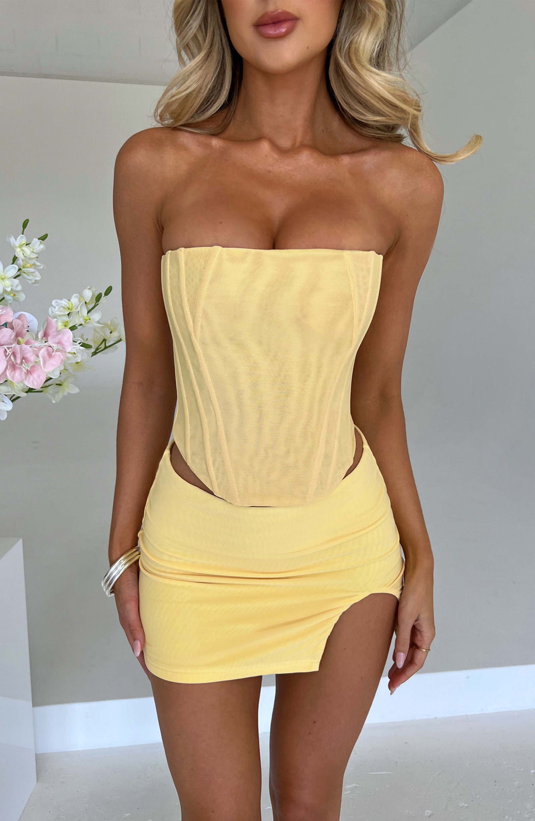 Straplez Korsaj Detaylı Mini Top – Sarı