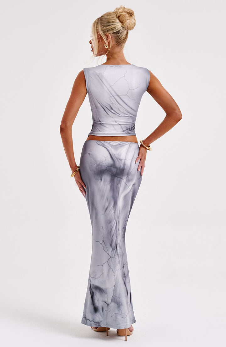 Beli Oturan Kolsuz Saten Bluz – Gri