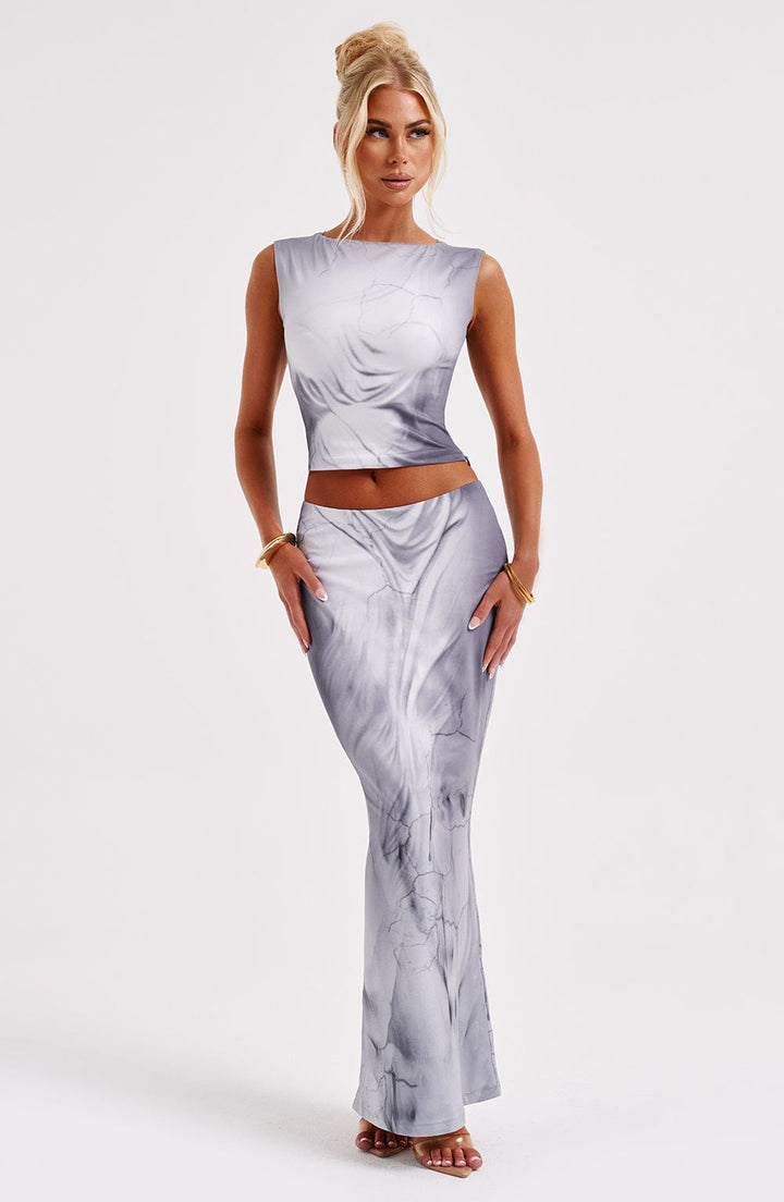 Beli Oturan Kolsuz Saten Bluz – Gri