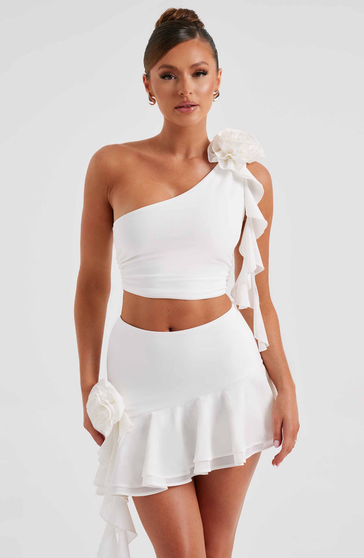 Tek Omuzlu Çiçek Detaylı Drapeli Crop Top – Beyaz