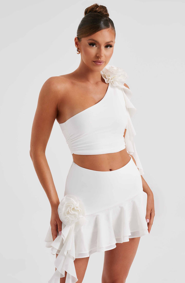 Tek Omuzlu Çiçek Detaylı Drapeli Crop Top – Beyaz