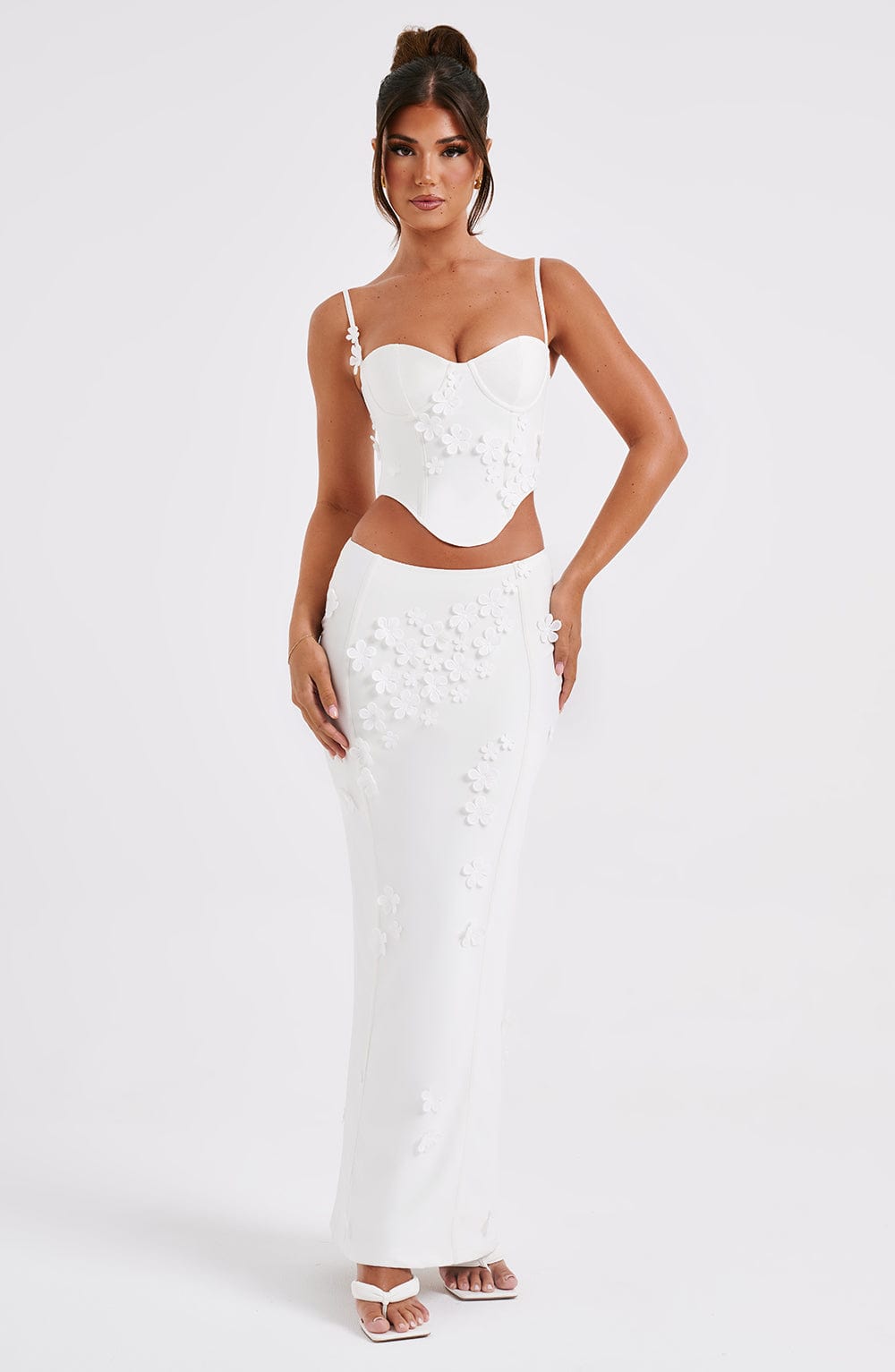 Fitilli Çiçek İşlemeli Büstiyer – Beyaz