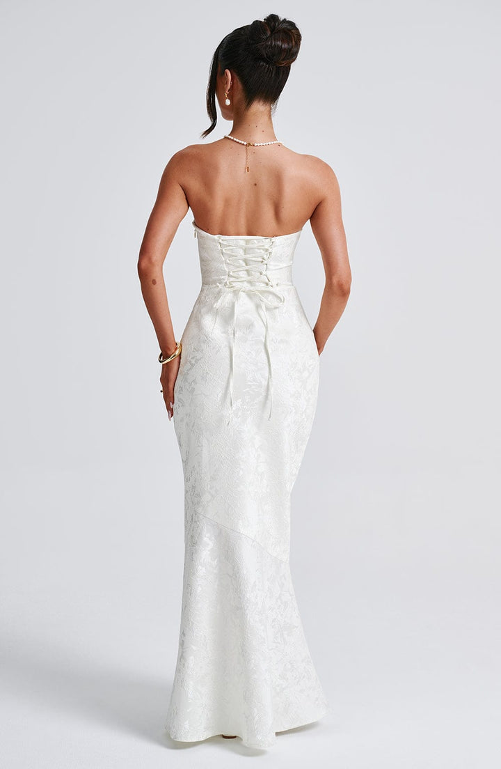 Straplez Jacquard Kumaşlı Balık Kesim Elbise – Beyaz
