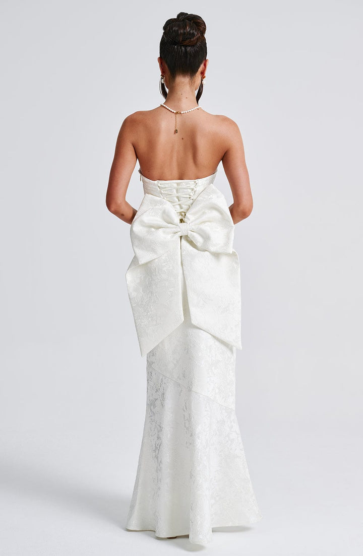 Straplez Jacquard Kumaşlı Balık Kesim Elbise – Beyaz