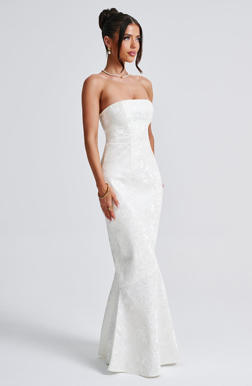 Straplez Jacquard Kumaşlı Balık Kesim Elbise – Beyaz