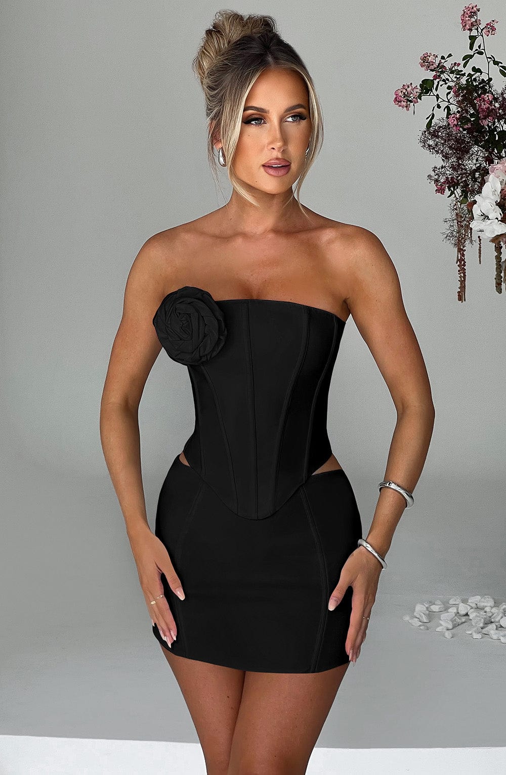 Straplez Korseli Çiçek Detaylı Mini Elbise – Siyah