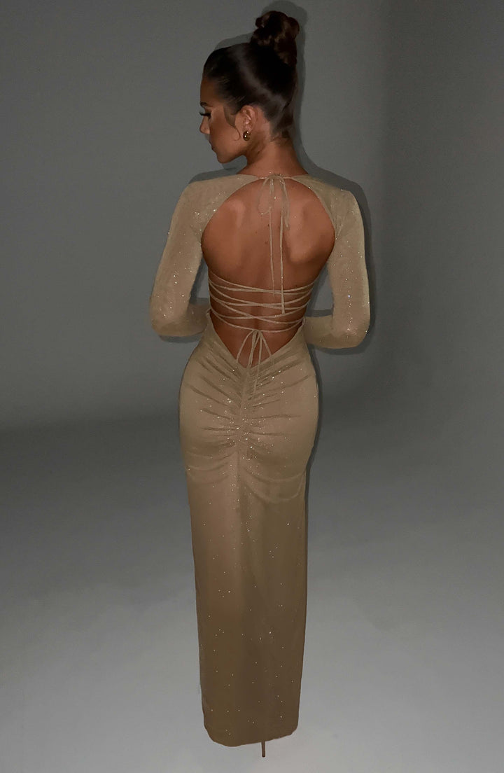 Seksi Sırt Detaylı İnce Simli Maxi Elbise – Bej