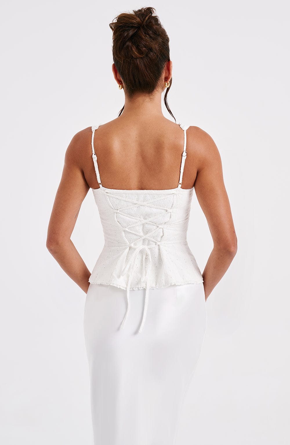 Dantel Detaylı Bağcıklı Crop Top – Beyaz