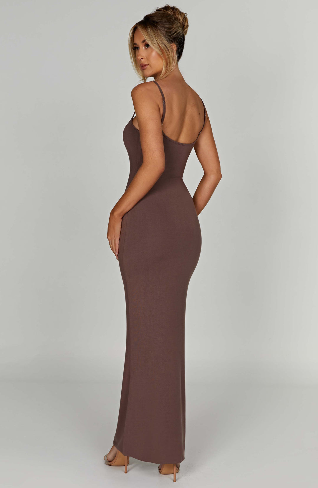 Askılı İnce Fit Kesim Maxi Elbise – Kahve
